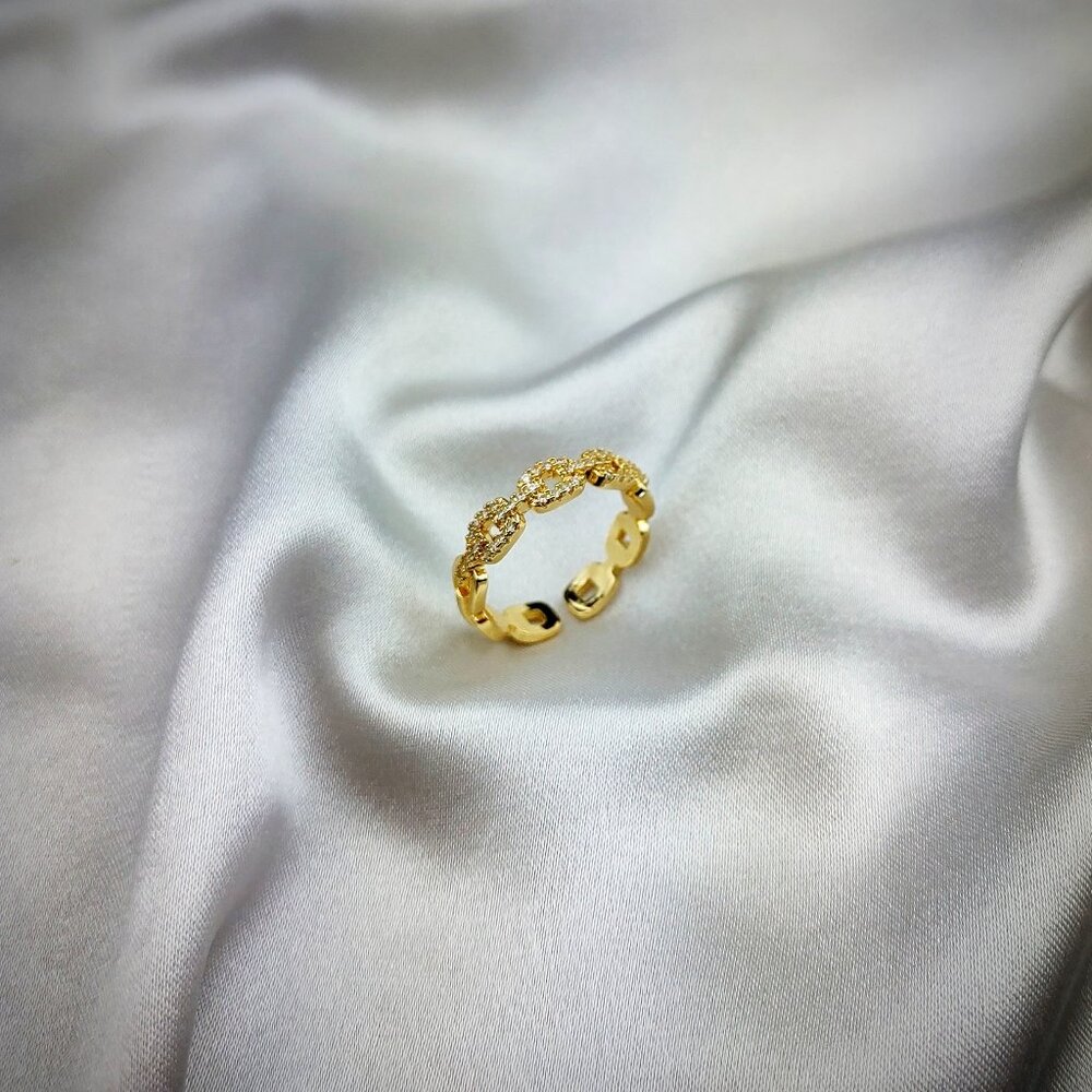 Linking Loops Crystal Ring